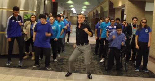 Dallas Teacher Inspires Students By Dancing To ‘Uptown Funk’