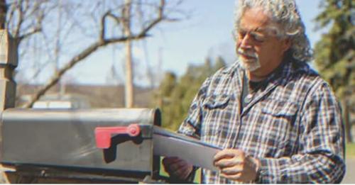 Father sends his son a letter weekly for years with no response, then suddenly receives a photo of him: the story of the day