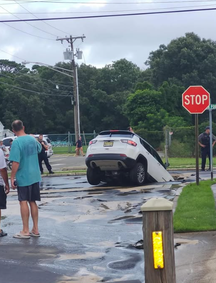 YOU CAN’T PARK THERE! A sinkhole opened up in Toms River by the community pool