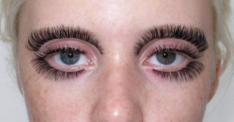 Women Are Gluing Fake Eyelashes On Their Eyebrows To Look More Attractive